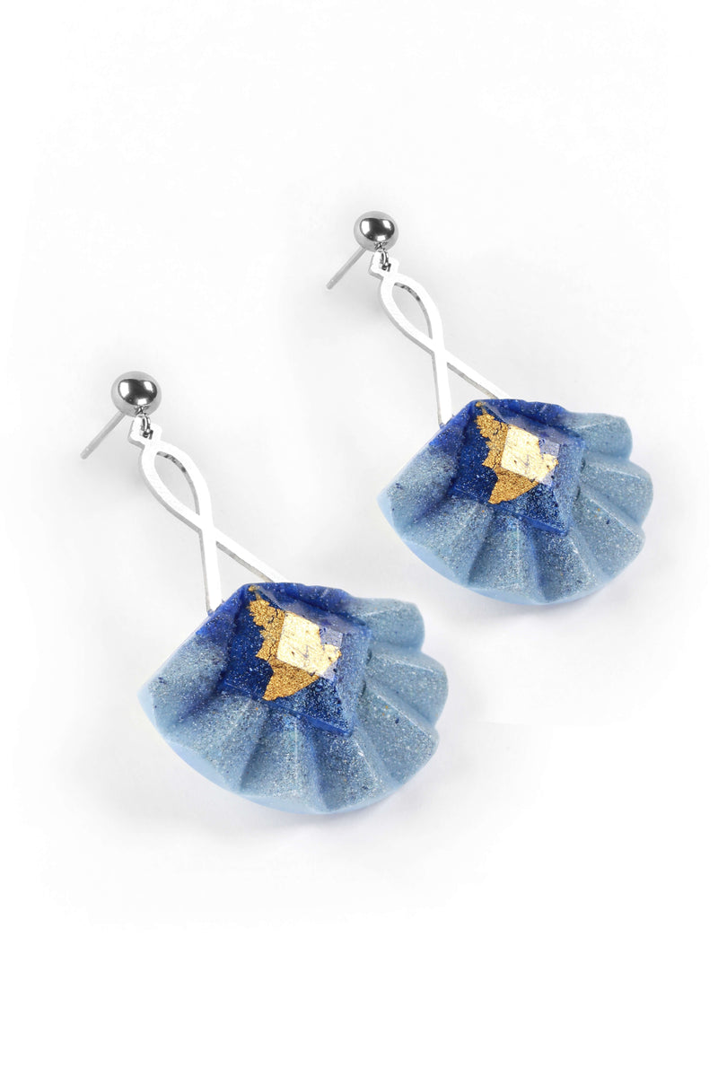 Boucles d'oreilles en acier inoxydable avec feuille d'or 24 carats nommée Cancan et résine de couleur bleu indigo.
