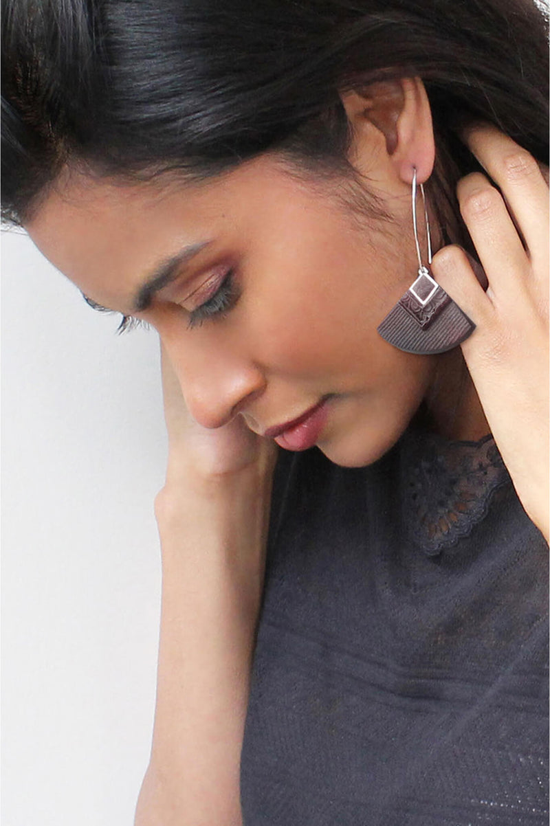 dark-haired model wearing Cléopâtre statement earrings, in burgundy red resin and hypoallergenic stainless steel