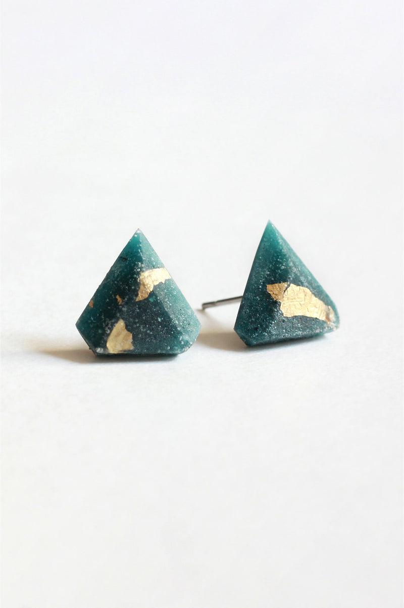 Diamant, petites boucles d'oreilles triangulaires en forêt verte  résine écologique avec feuille d'or 24 carats, clous d'oreilles en acier inoxydable hypoallergénique et feuille d'or