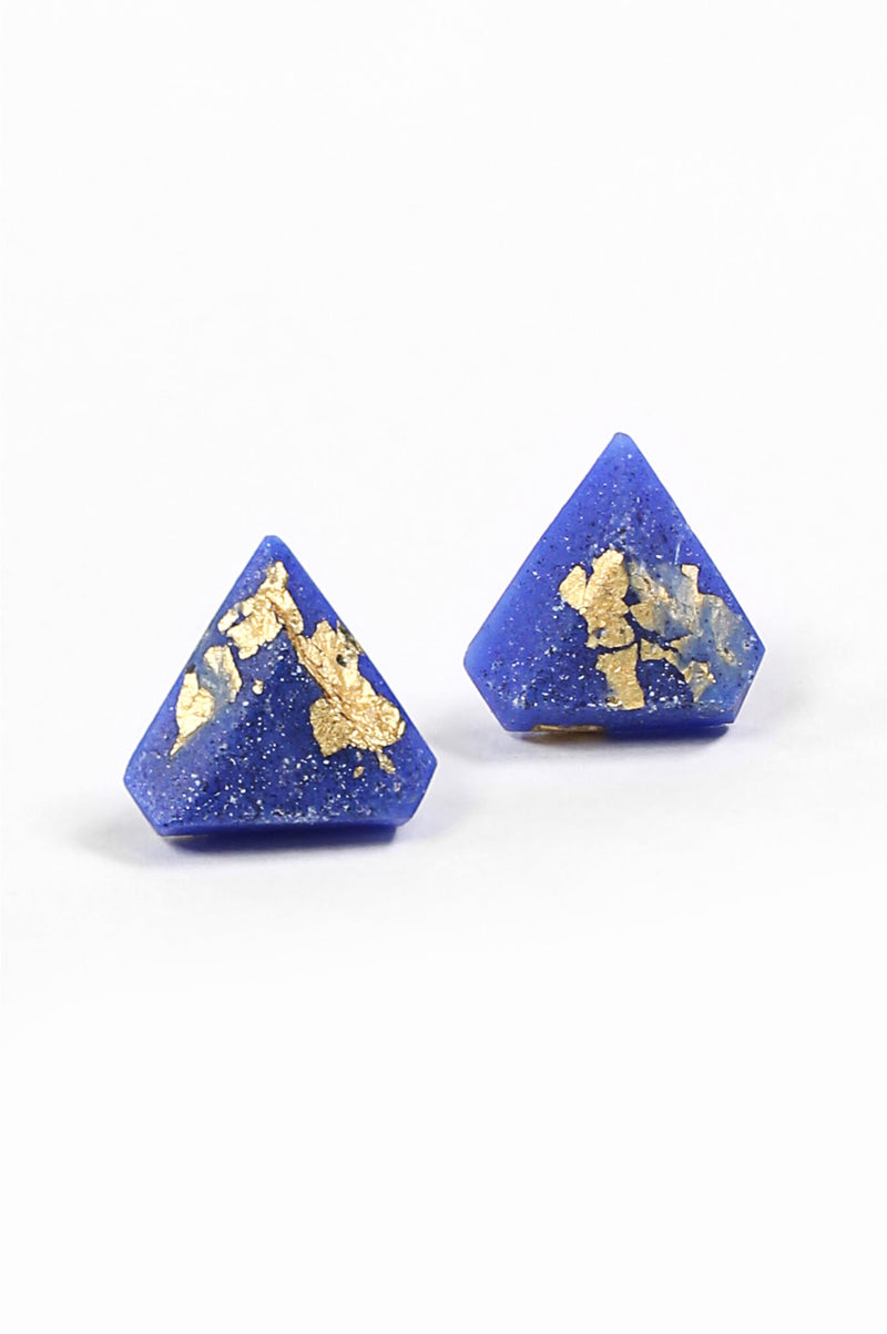 Diamant, small triangular earrings in indigo blue   eco-friendly resin with 24 carats gold leaf, hypoallergenic stainless steel studs and gold leaf