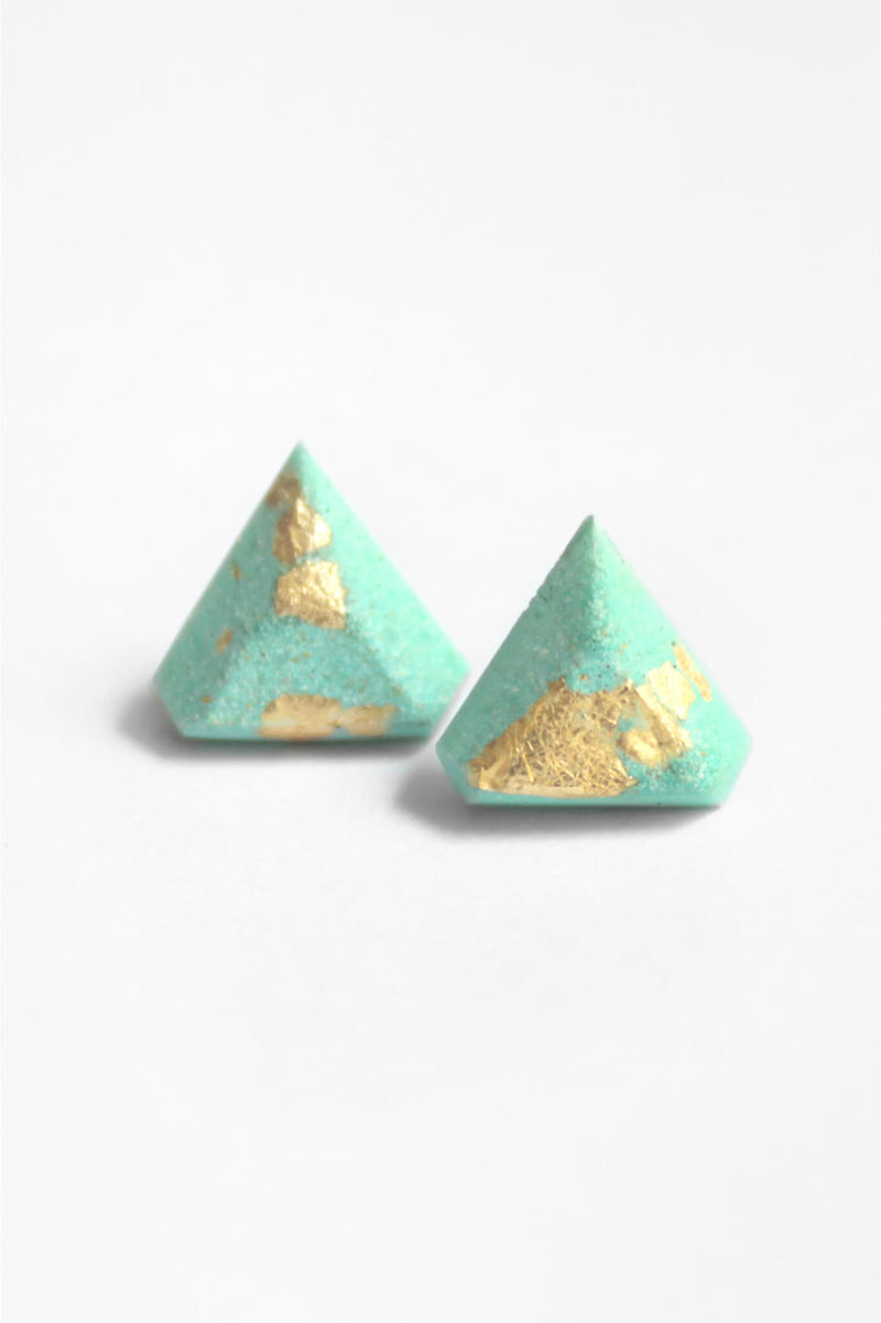 Diamant, small triangular earrings in mint green resin, hypoallergenic stainless steel studs and gold leaf 