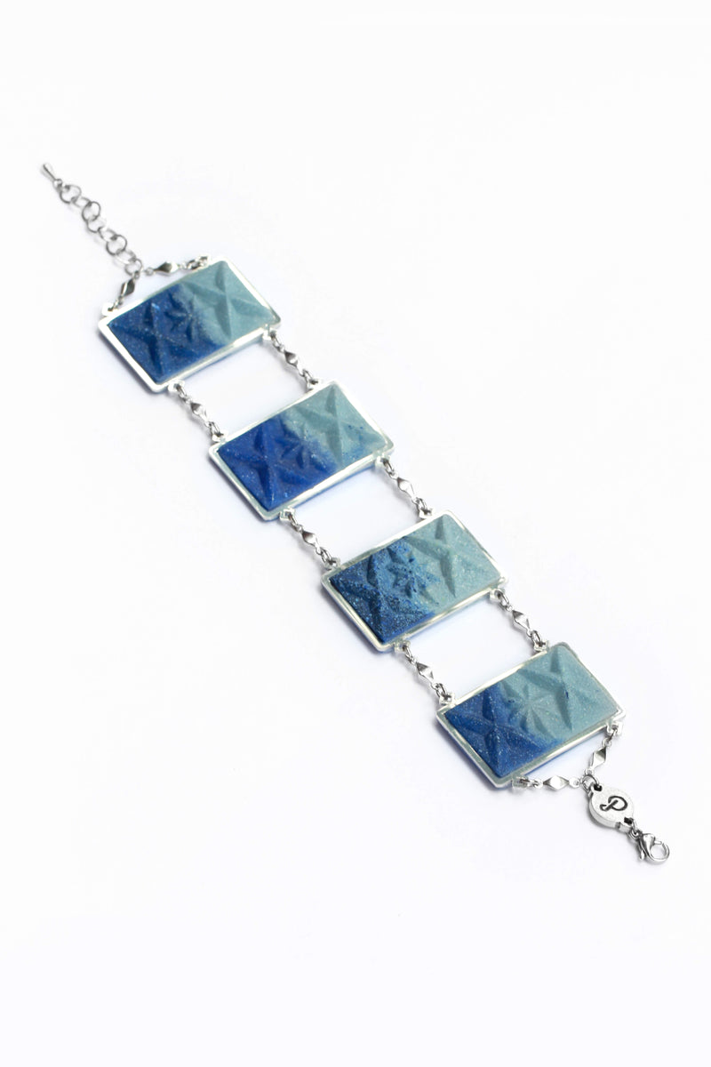 mise à plat mode du Dihya de Bijoux Pépine, bracelet et collier de luxe en résine marbrée bleu indigo et acier inoxydable hypoallergénique