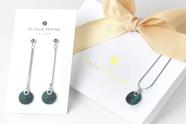 Dune jewelry set parure with earrings studs and teardrop adjustable length necklace in green forest color resin and hypoallergenic stainless steel