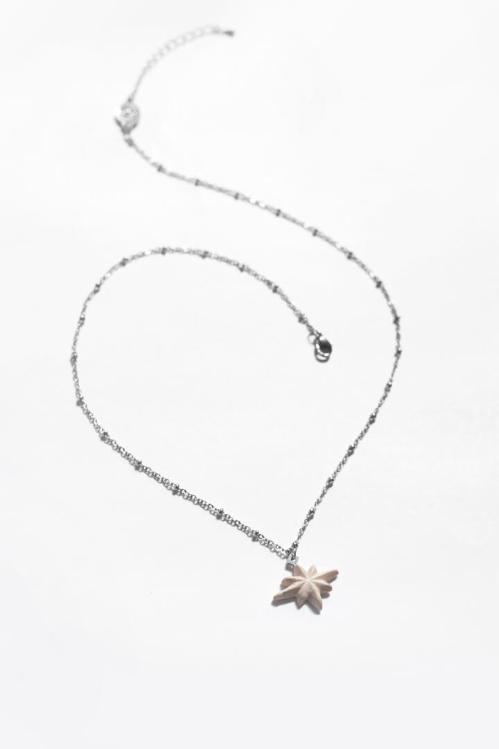 Etoile du Berger, handmade star-shaped necklace in beige resin and hypoallergenic stainless steel