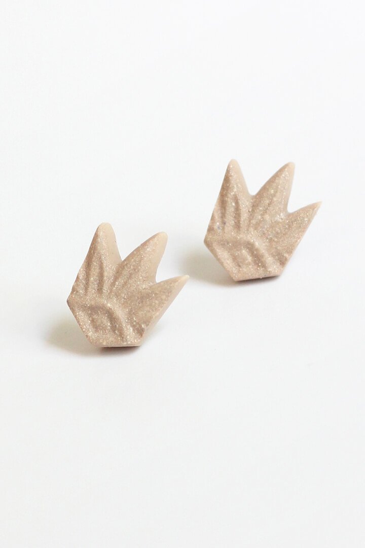 Lys, flower-shaped studs in beige resin and hypoallergenic stainless steel
