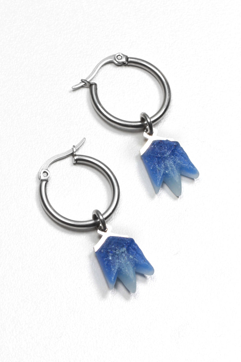 Lys, boucles d'oreilles pendantes en forme de fleur en bleu indigo par Bijoux Pépine, procédé artisanal.
