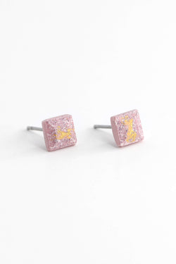 Mosaique, petits clous hypoallergéniques de forme carrée en résine rose pastel et feuille d'or 24 carats
