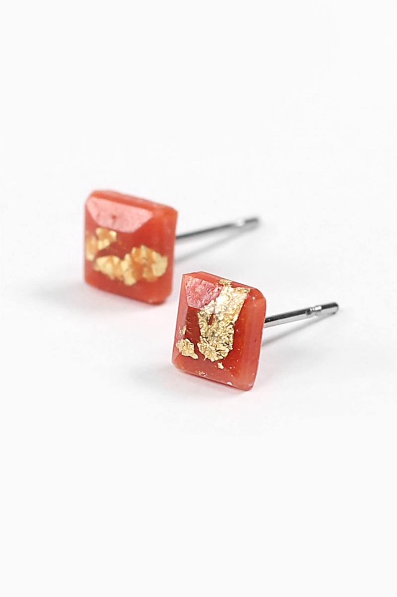 Mosaique, small square-shaped hypoallergenic studs in coral red resin and gold leaf