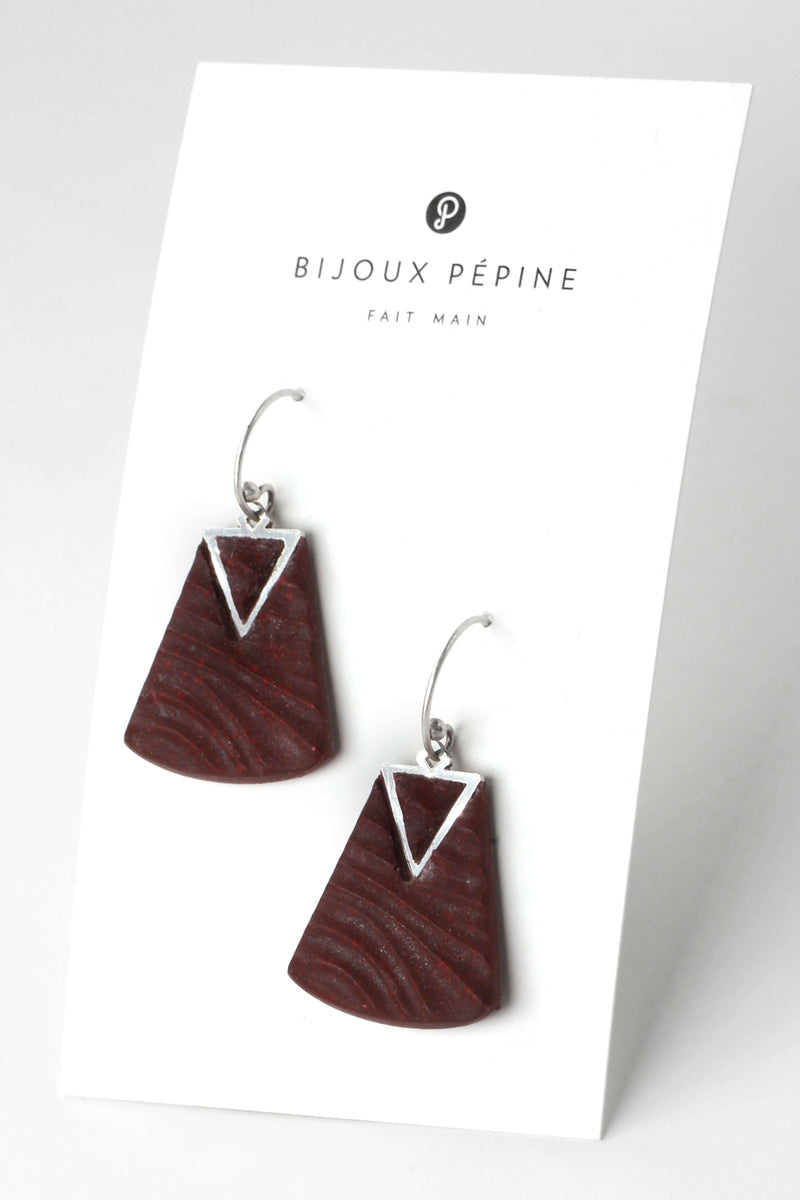 Nil, medium-sized earrings handmade with burgundy resin and hypoallergenic stainless steel