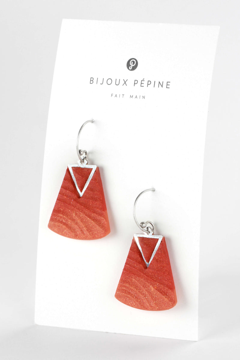 Nil, medium-sized earrings handmade with coral red resin and hypoallergenic stainless steel
