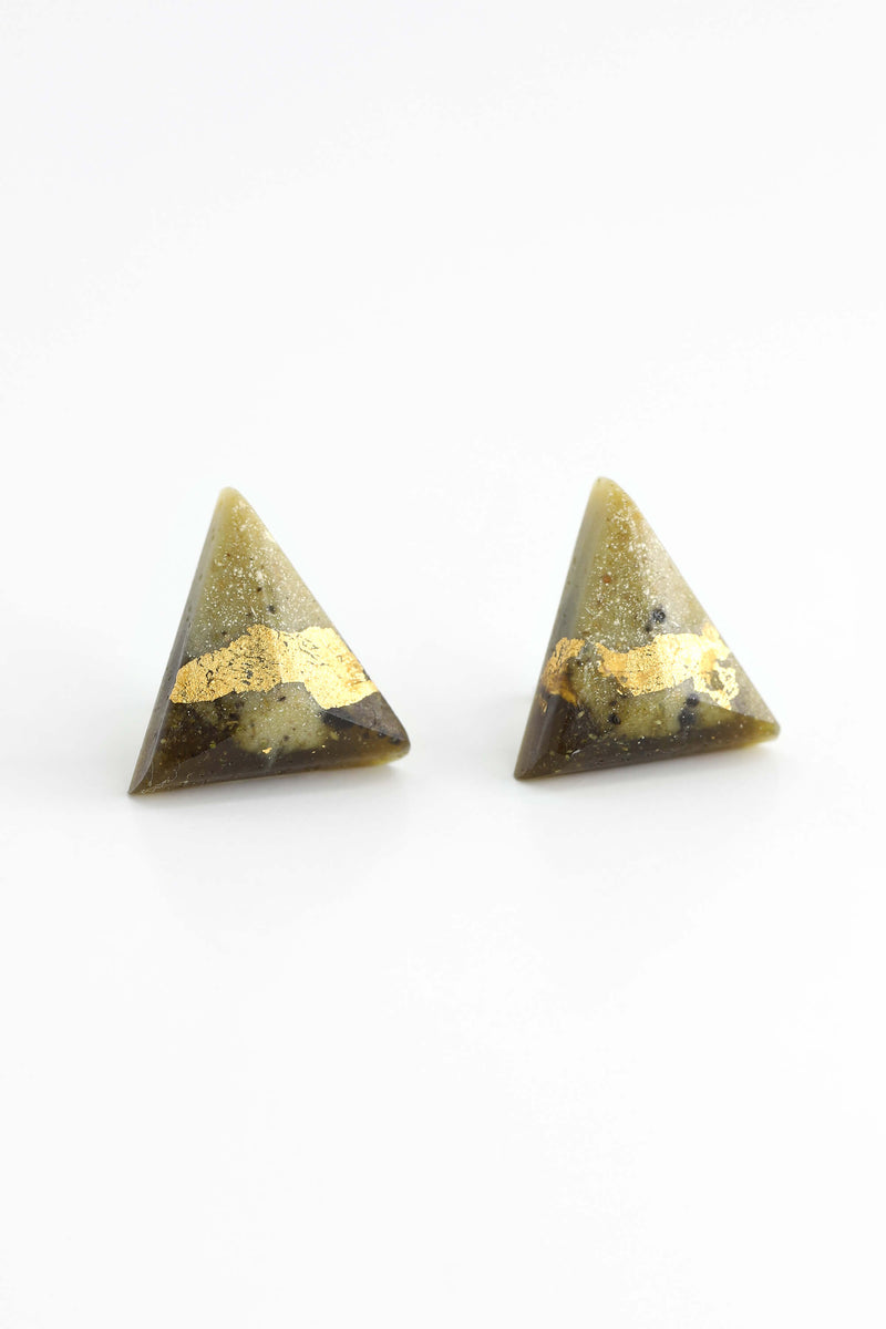 les clous hypoallergéniques Pyramide en forme de triangle de Bijoux Pépine en thé vert matcha avec résine durable et feuille d'or 24 carats.
