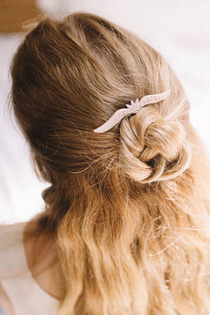 blonde bride model wearing Aélys, handmade boho wedding hairpin in beige