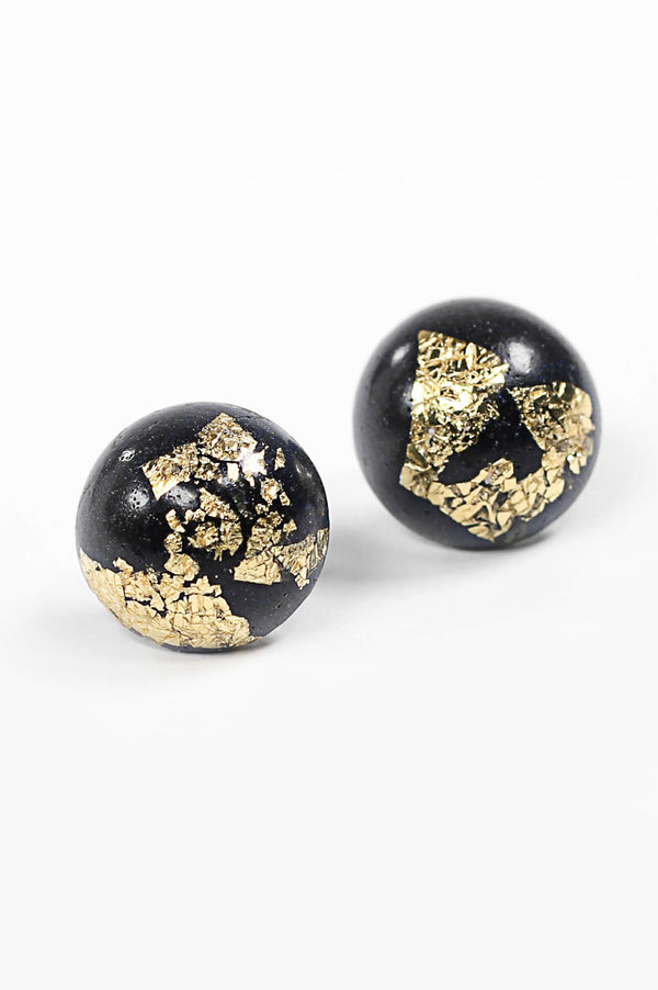 des clous Astral couleur noir et des clous sphériques en feuille d'or 24 kt fabriqués à la main en France, Dunkerque