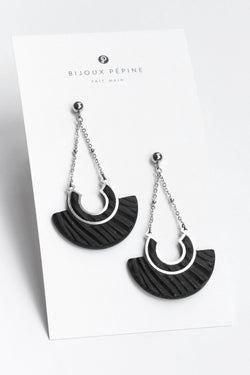 Aurora stud earrings, made of environmentally friendly resin in black color and hypoallergenic stainless steel chain, handmade