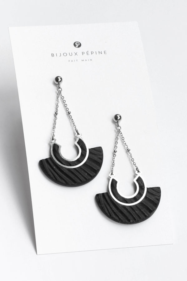 Aurora stud earrings, made of environmentally friendly resin in black color and hypoallergenic stainless steel chain, handmade