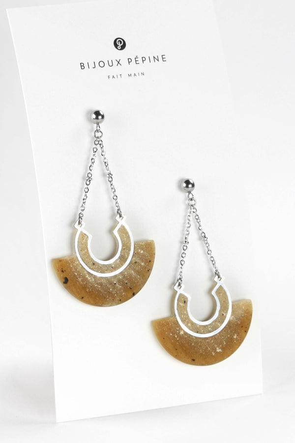 Boucles d'oreilles clous Aurore, en résine respectueuse de l'environnement de couleur vert matcha et chaîne en acier inoxydable hypoallergénique, fabrication artisanale