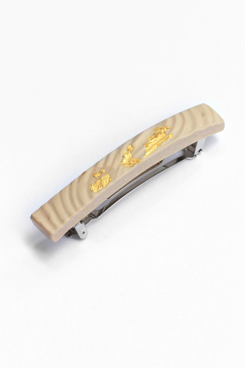 Boeme, barrette à cheveux de qualité fabriquée à la main en résine écologique de couleur beige et feuille d'or 24 carats.