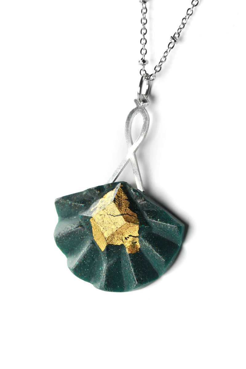 Chaîne pendentif longue en acier inoxydable et feuille d'or 24 carats nommée Cancan et résine couleur forêt verte