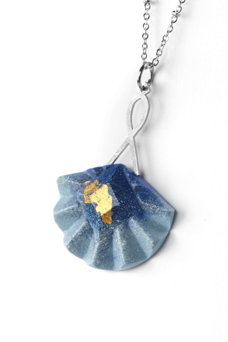 Statement long pendant chain in stainless steal and gold leaf 24 carats named Cancan and indigo blue resincolor
