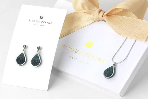 Candide jewelry set parure with earrings studs and teardrop adjustable length necklace in green forest color resin and hypoallergenic stainless steel
