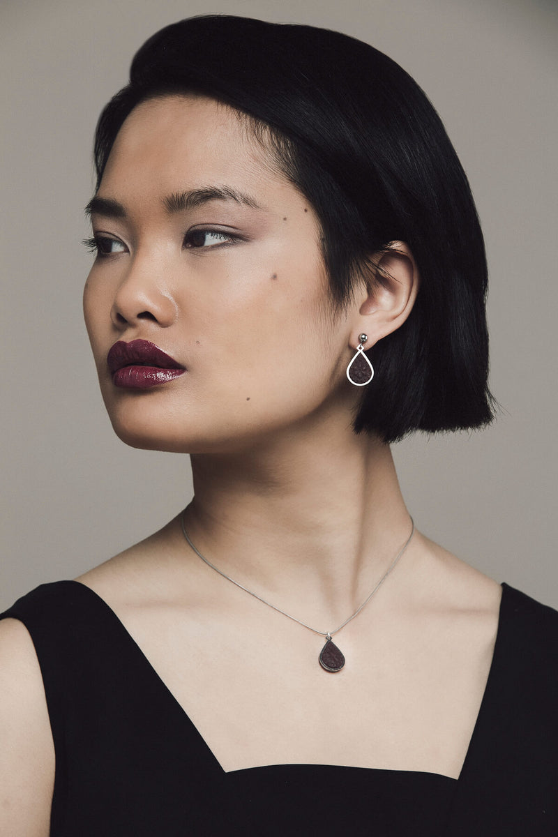 fashion model wearing matching burgundy Candide teardrop stud earrings and necklace by Bijoux Pépine Montreal