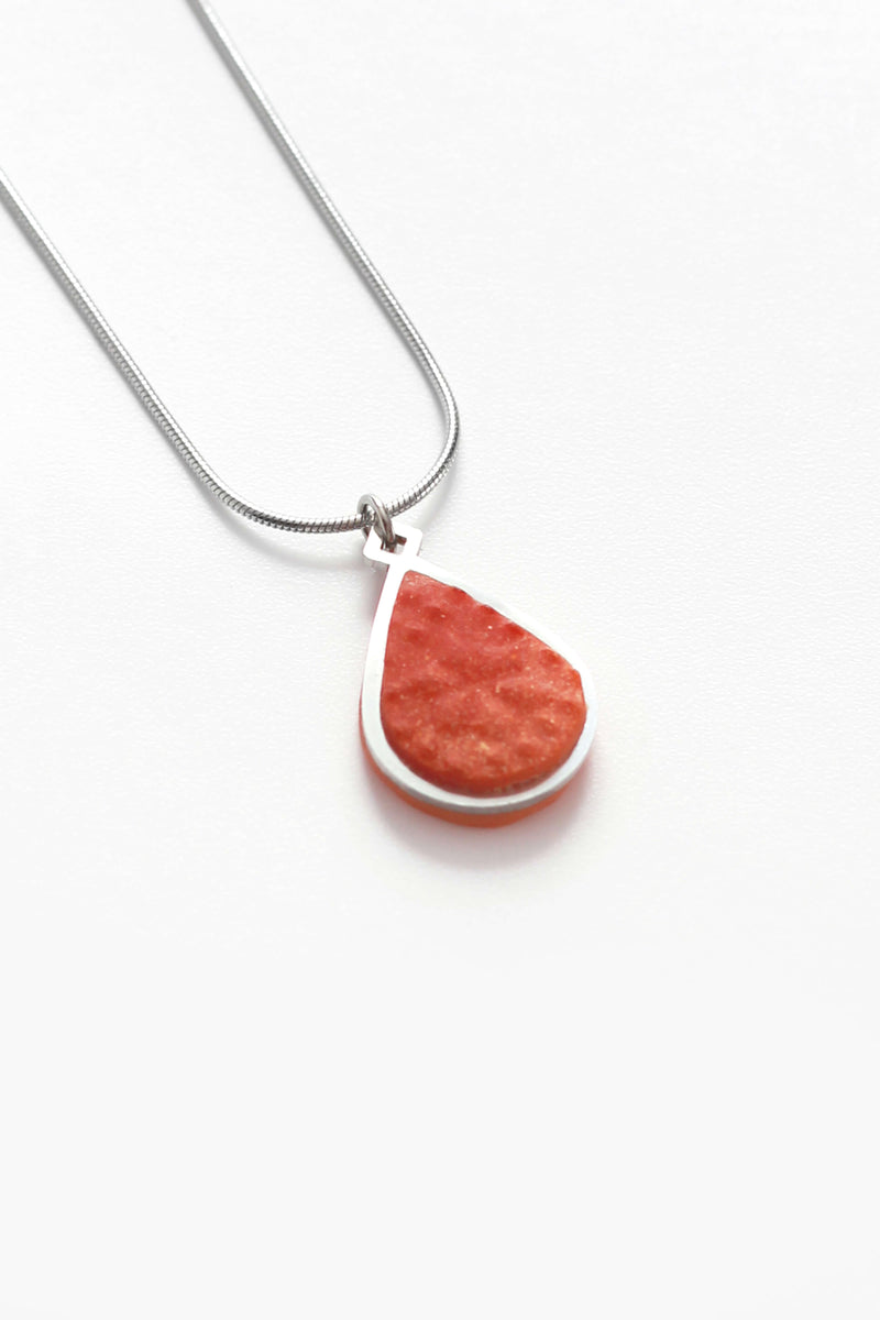 Candide teardrop adjustable length necklace in coral red resin and hypoallergenic stainless steel
