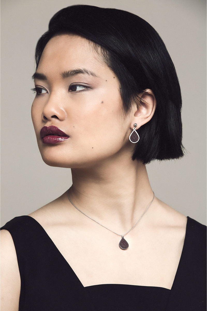 model wearing matching burgundy red Candide teardrop studs and necklace by Bijoux Pépine Montréal