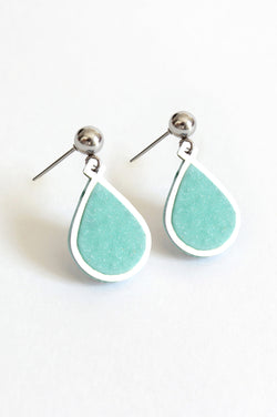 Boucles d'oreilles Candide en résine vert menthe et acier inoxydable hypoallergénique.