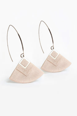 Cléopâtre handmade statement earrings, in beige resin and hypoallergenic stainless steel
