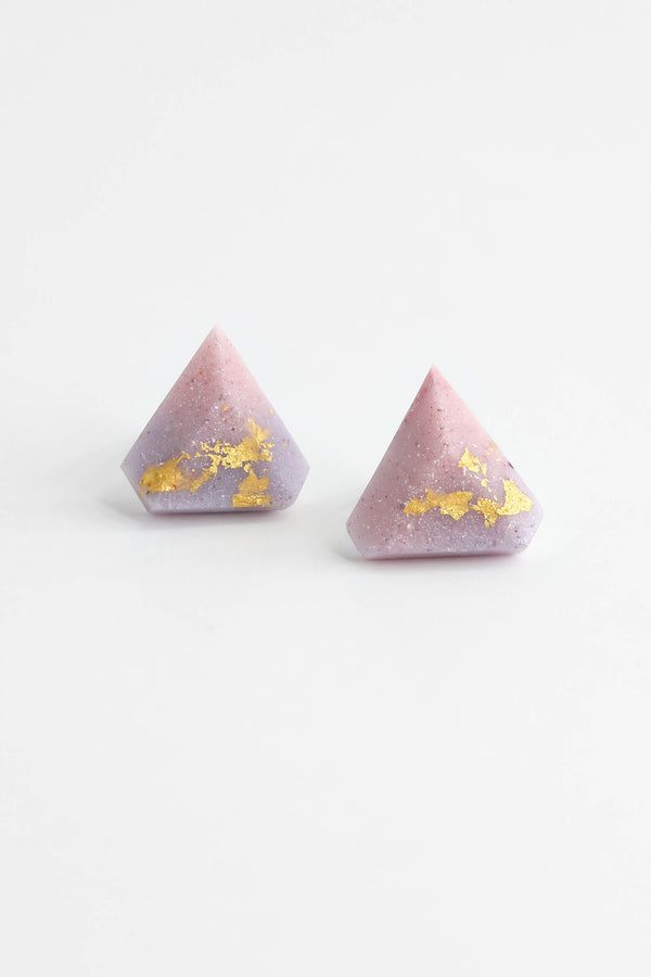 Diamant, petites boucles d'oreilles triangulaires en lilas et rose pastel   résine écologique avec feuille d'or 24 carats, clous d'oreilles en acier inoxydable hypoallergénique et feuille d'or