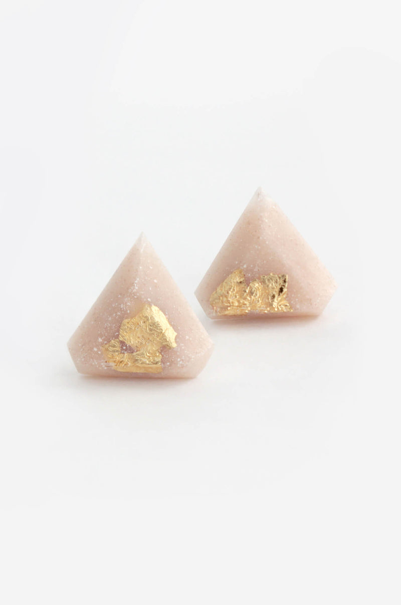 Diamant, petites boucles d'oreilles triangulaires en beige   résine écologique avec feuille d'or 24 carats, clous d'oreilles en acier inoxydable hypoallergénique et feuille d'or