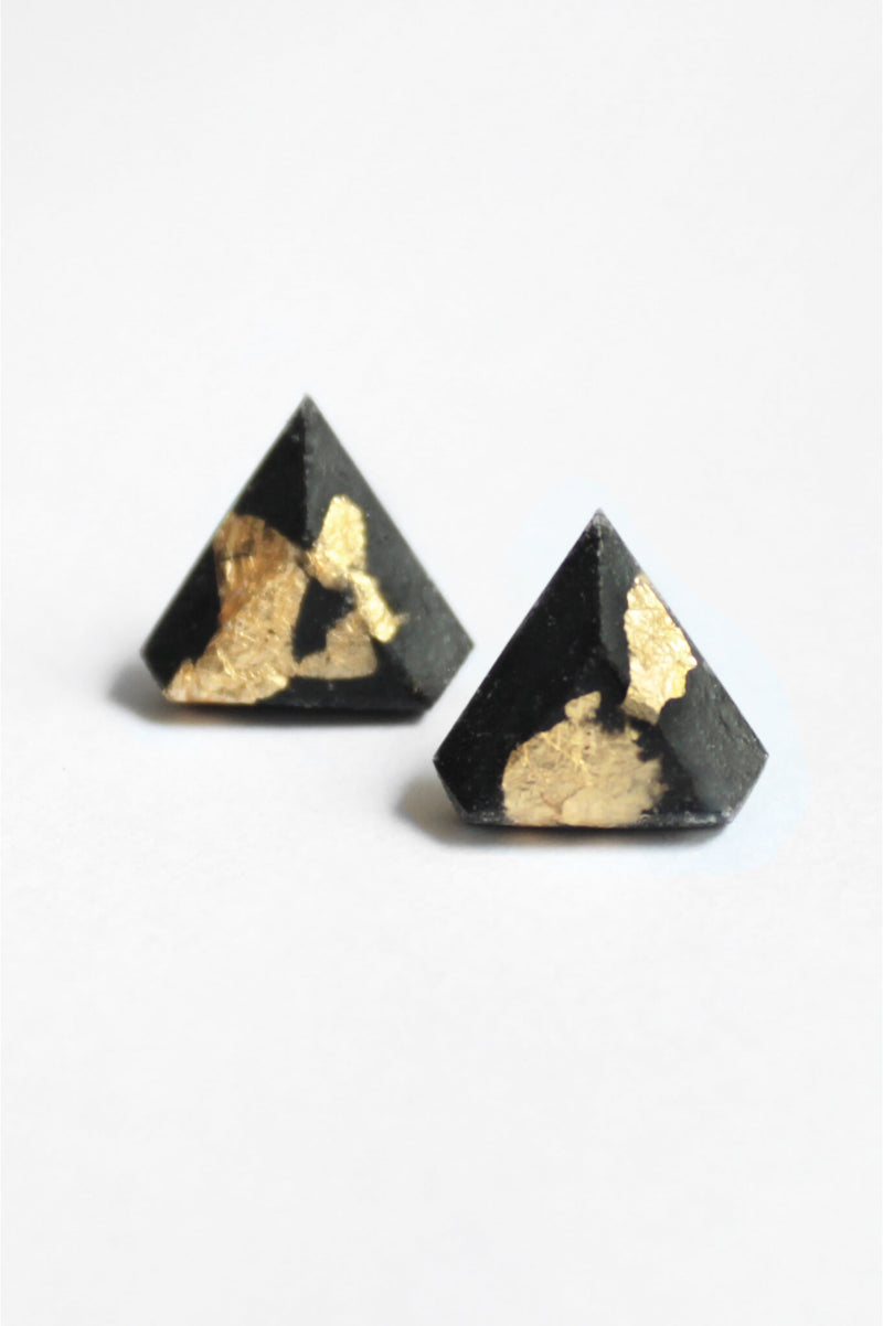 Diamant, petites boucles d'oreilles triangulaires noires   résine écologique avec feuille d'or 24 carats, clous d'oreilles en acier inoxydable hypoallergénique et feuille d'or
