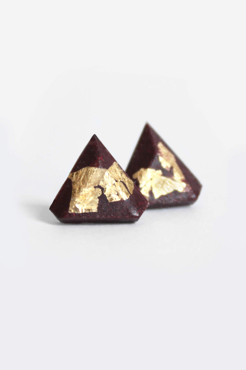 Diamant, petites boucles d'oreilles triangulaires en rouge foncé bordeaux   résine écologique avec feuille d'or 24 carats, clous d'oreilles en acier inoxydable hypoallergénique et feuille d'or