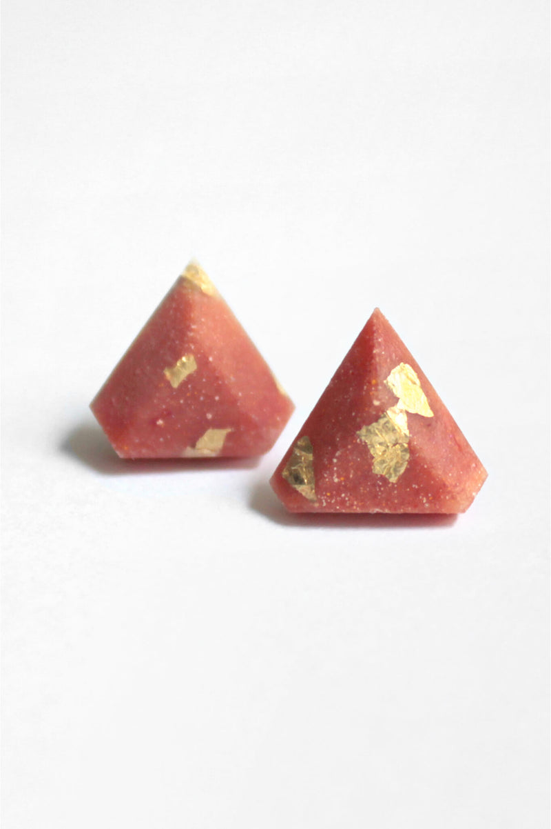 Diamant, petites boucles d'oreilles triangulaires en corail rouge   résine écologique avec feuille d'or 24 carats, clous d'oreilles en acier inoxydable hypoallergénique et feuille d'or