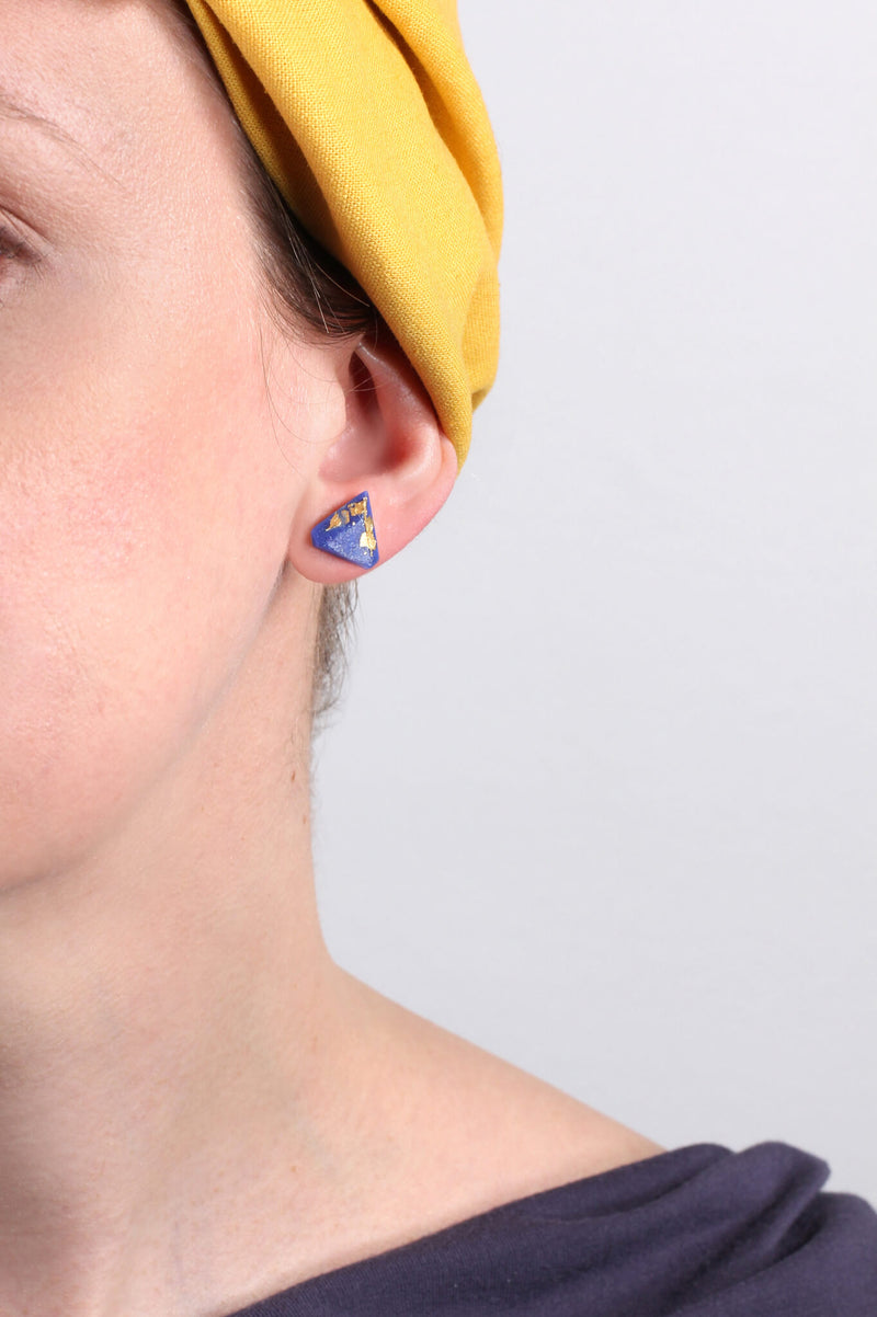 model wearing Bijoux Pépine's classic indigo blue resin and gold leaf Diamant earrings