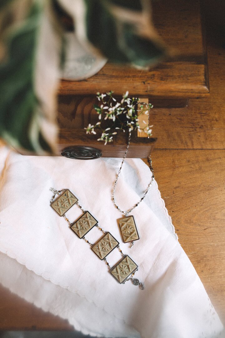 mise à plat mode du Dihya de Bijoux Pépine, bracelet et collier de luxe en résine vert matcha et acier inoxydable hypoallergénique