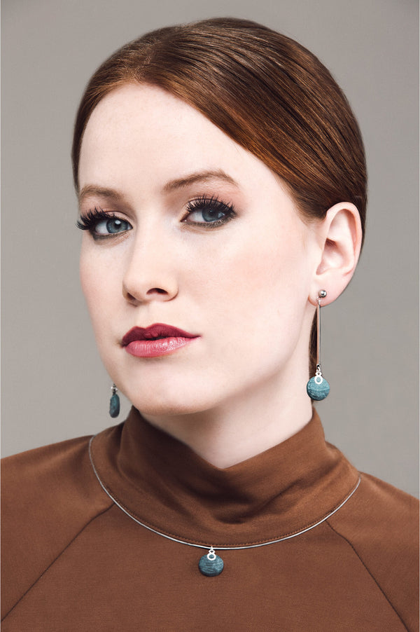 model wearing Bijoux Pépine's Dune necklace in two-toned forest green