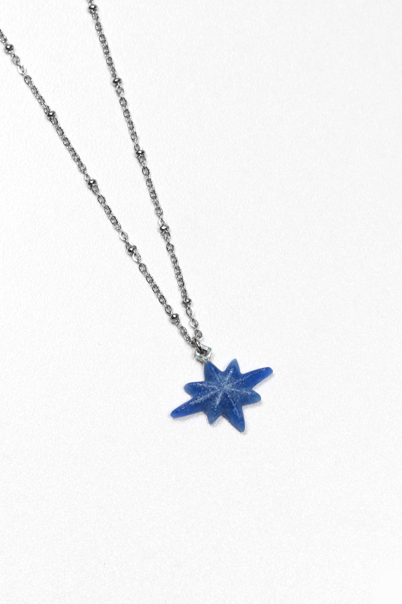 Etoile du Berger, collier en forme d'étoile fait main en résine bleu indigo et acier inoxydable hypoallergénique