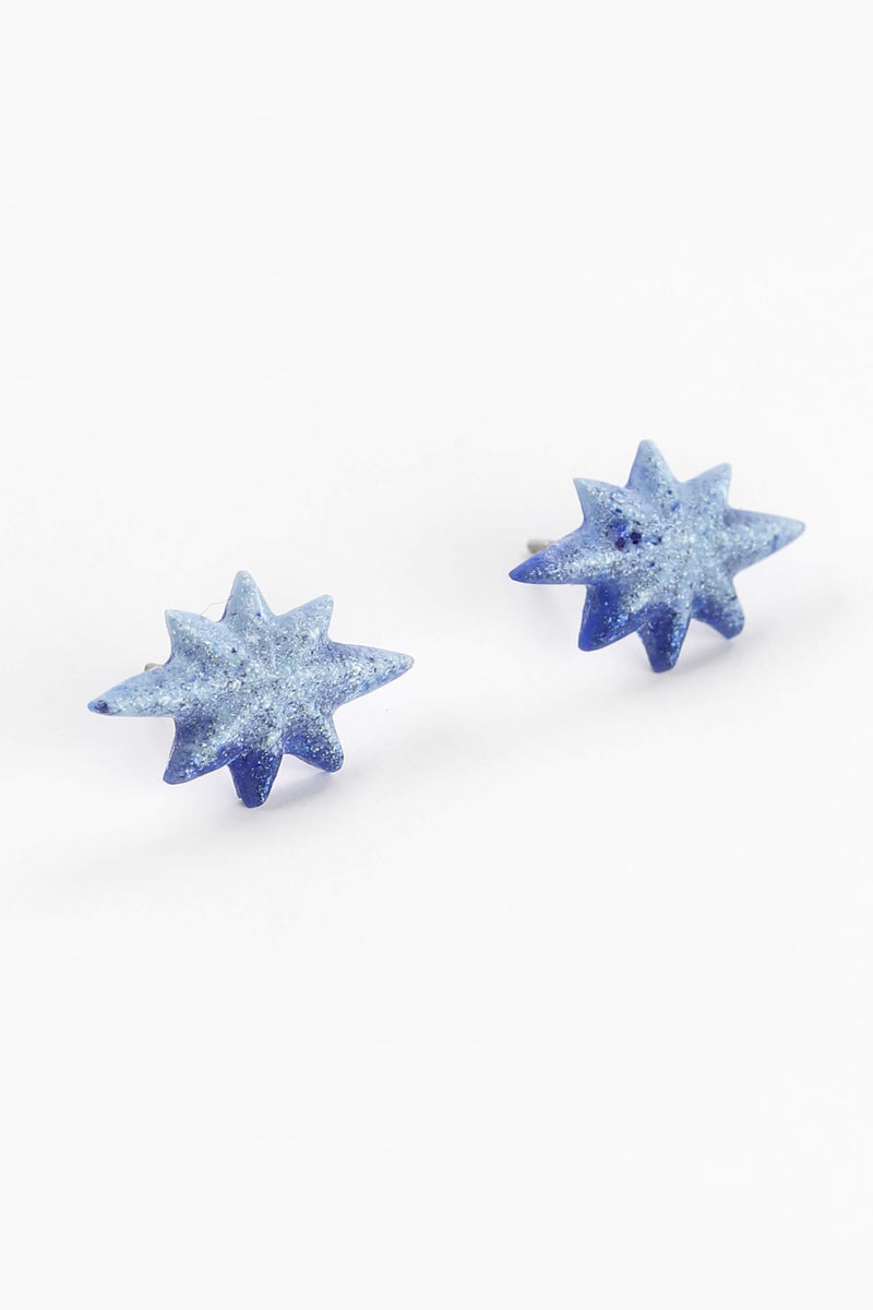 Étoile du Berger studs earrings star shape hypoallergenic stainless steelin indigo blue color resin