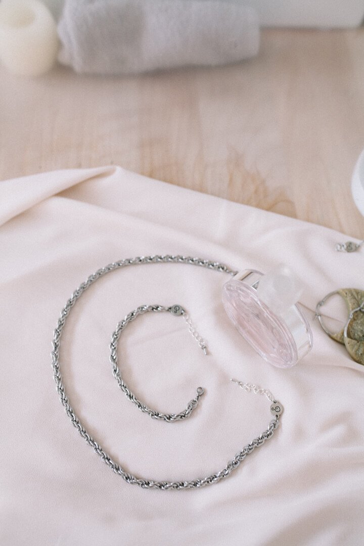 Photoshoot de mode à plat Bracelet et collier en acier inoxydable hypoallergénique de Bijoux Pépine.