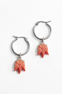 Lys, flower-shaped hoop earrings in coral red resin and hypoallergenic stainless steel