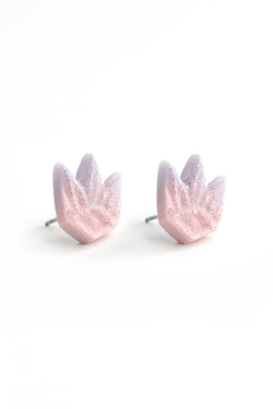 Lys, clous d'oreilles en forme de fleur en résine écologique lilas et rose pastel et acier inoxydable hypoallergénique, fabriqués à la main.