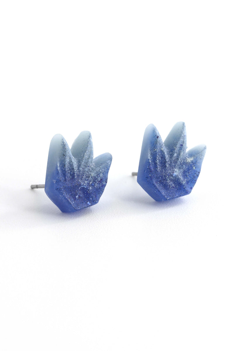 Lys, clous en forme de fleur en résine écologique bleu indigo et acier inoxydable hypoallergénique, fabriqués à la main.