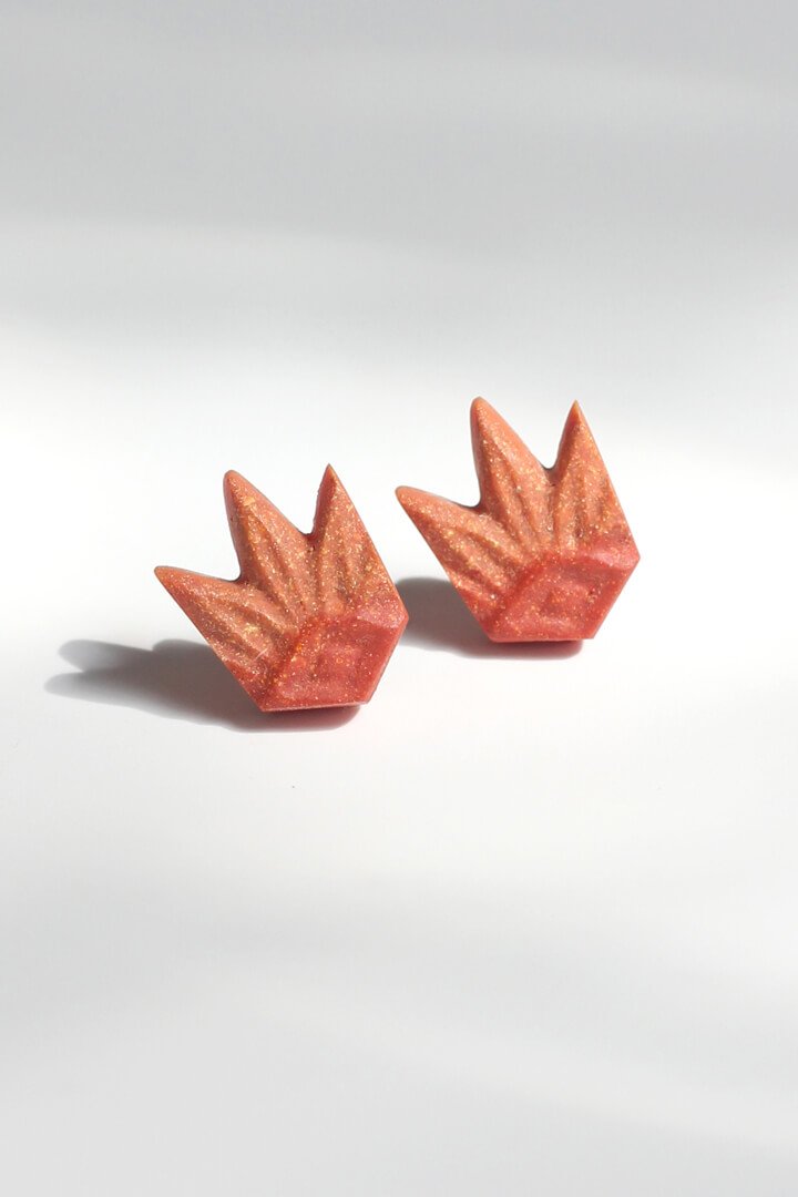 Lys, flower-shaped studs in coral red resin and hypoallergenic stainless steel