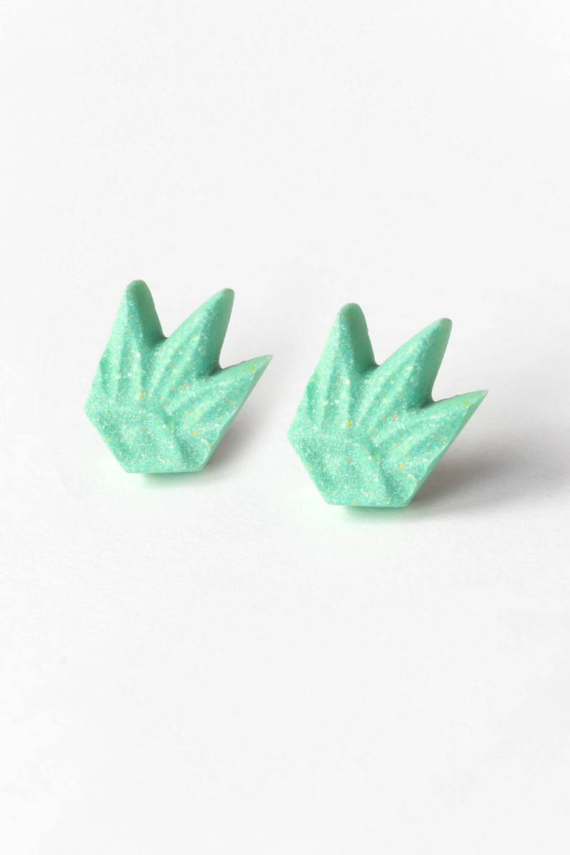 Lys, flower-shaped studs in mint eco-friendly resin and hypoallergenic stainless steel, handmade process
