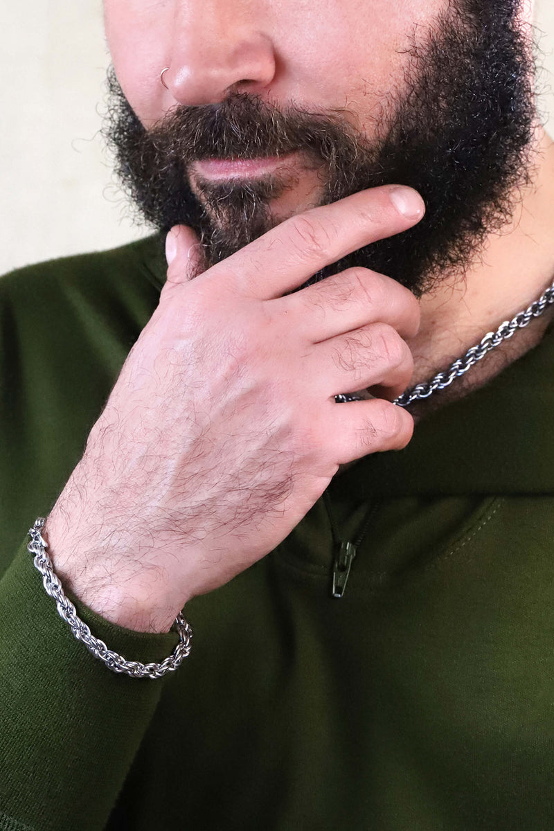 photoshoot de mode du bracelet et du collier en acier inoxydable hypoallergénique de Bijoux Pépine.