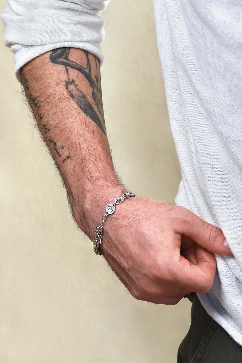 photo de mode : modèle masculin portant le bracelet et le collier en acier inoxydable hypoallergénique de Bijoux Pépine.