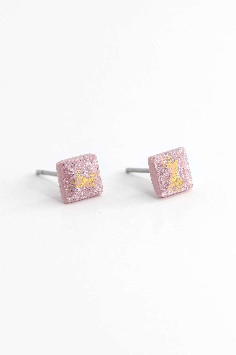 Mosaique, petits clous hypoallergéniques de forme carrée en résine rose pastel et feuille d'or 24 carats