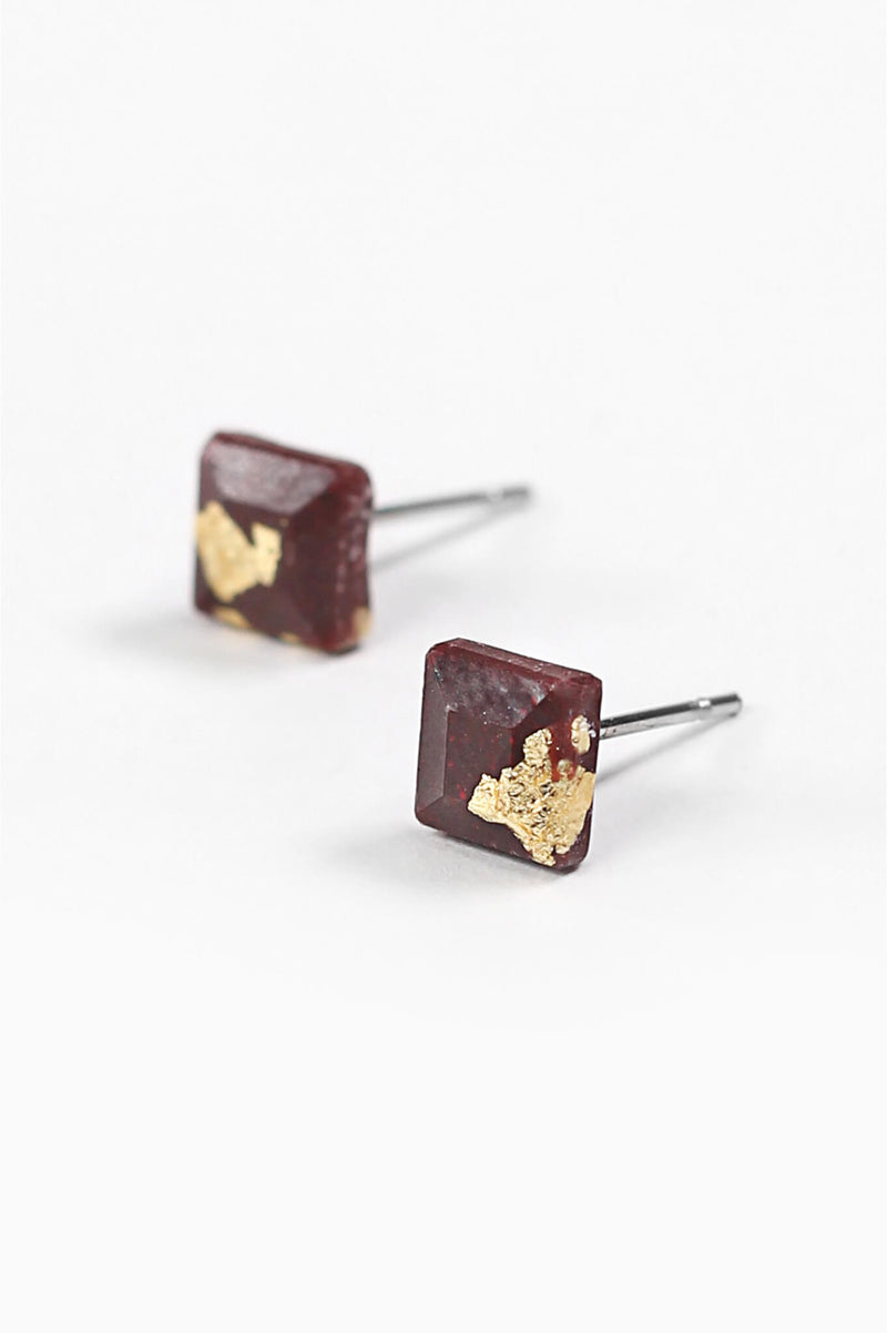 Mosaique, small square-shaped hypoallergenic studs in burgundy red resin and gold leaf