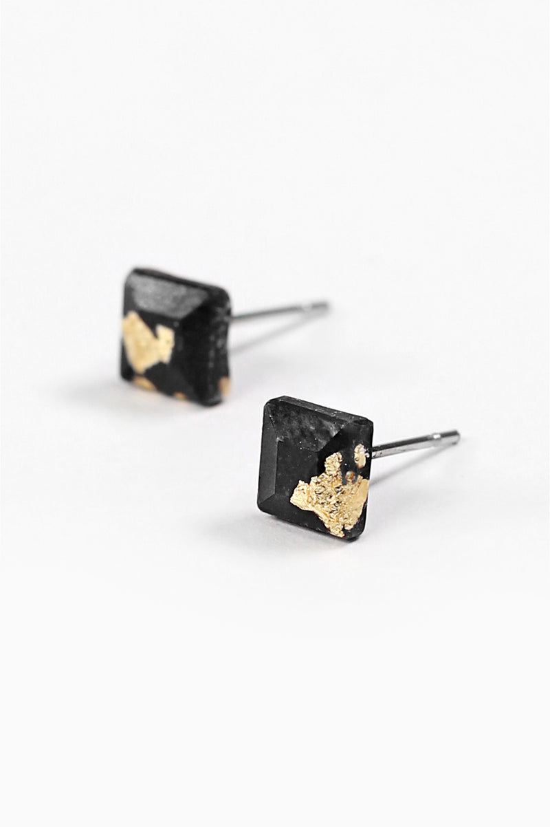 Mosaique, small square-shaped hypoallergenic studs in black resin and gold leaf